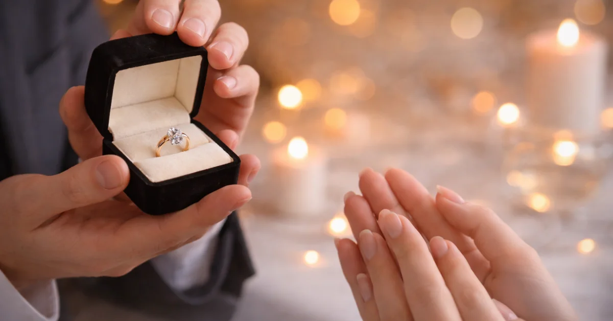 Een verlovingsring in een fluwelen doos