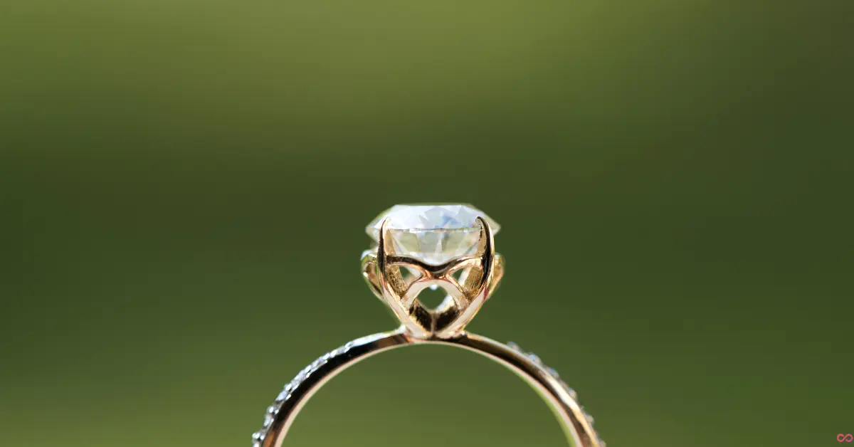 Chaton zetting of klauwtechniek om de diamant vast te zetten