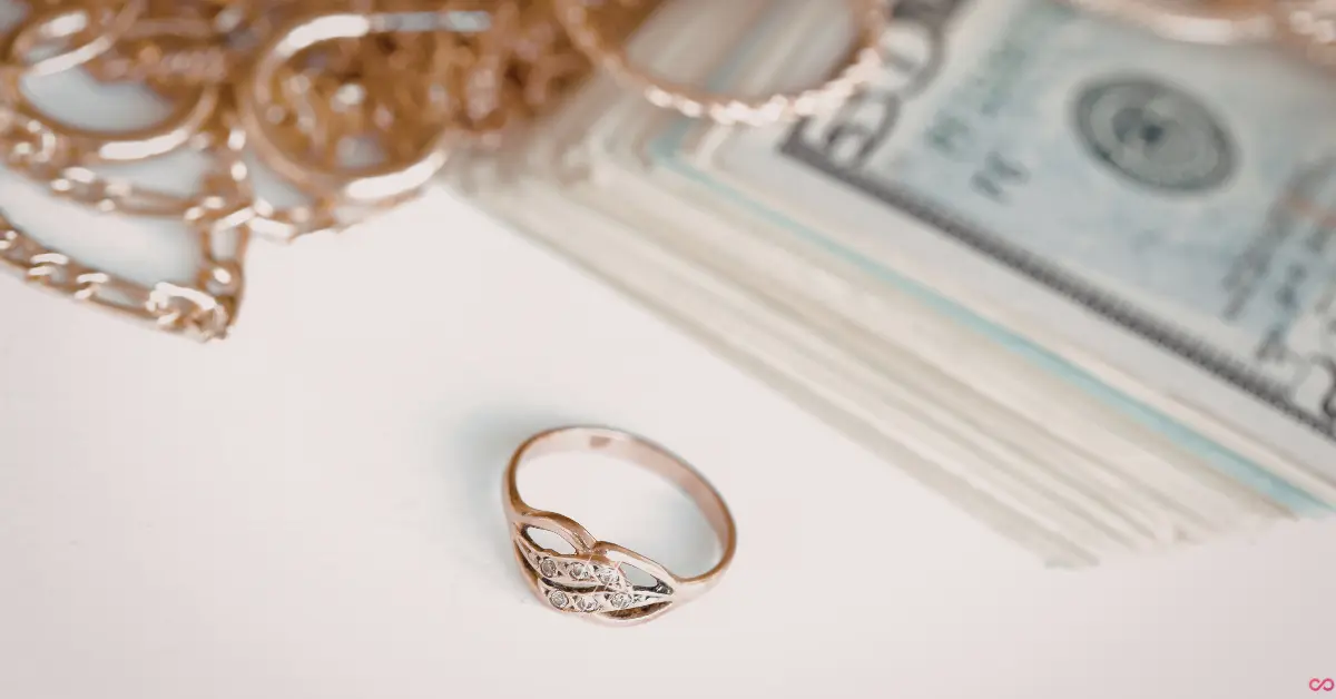 Verlovingsring naast geld.